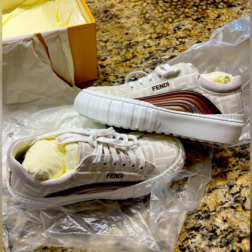 FENDI Force Jacquard FF Logo Platform Sneakers
Rainbow White Brown Size 38